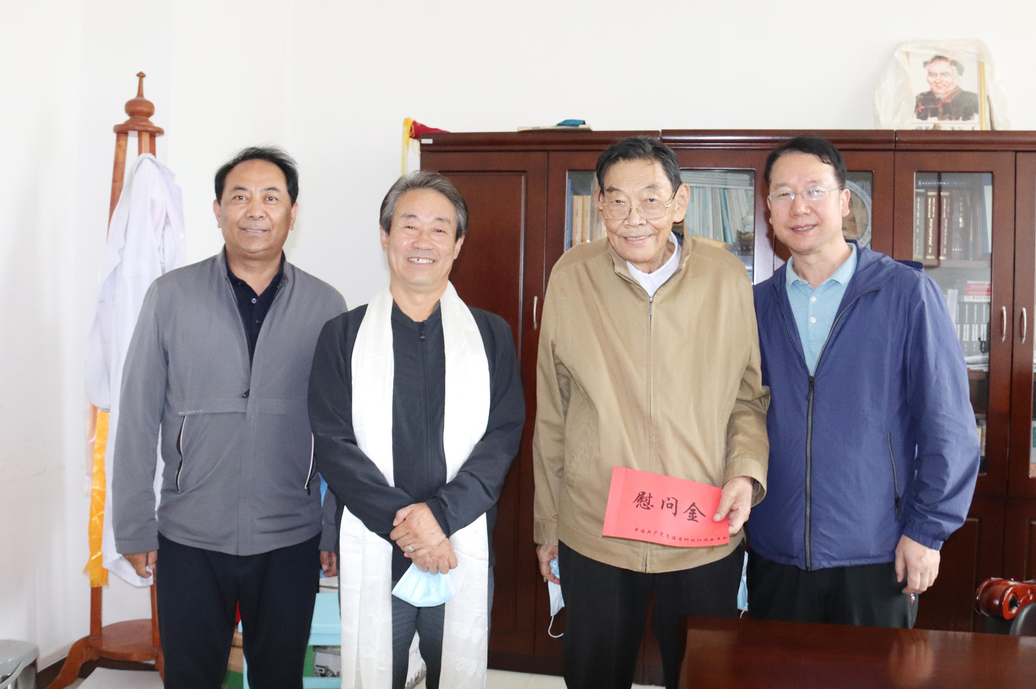 省科技社团党委副书记张波在“七一”前夕看望慰问青海省藏医药学会老党员、全国名中医桑杰