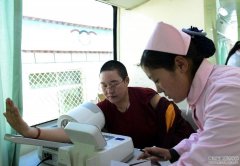 民营医院送健康给僧尼
